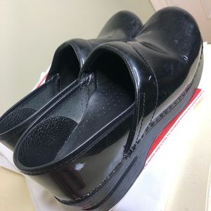 Black dansko clogs 39